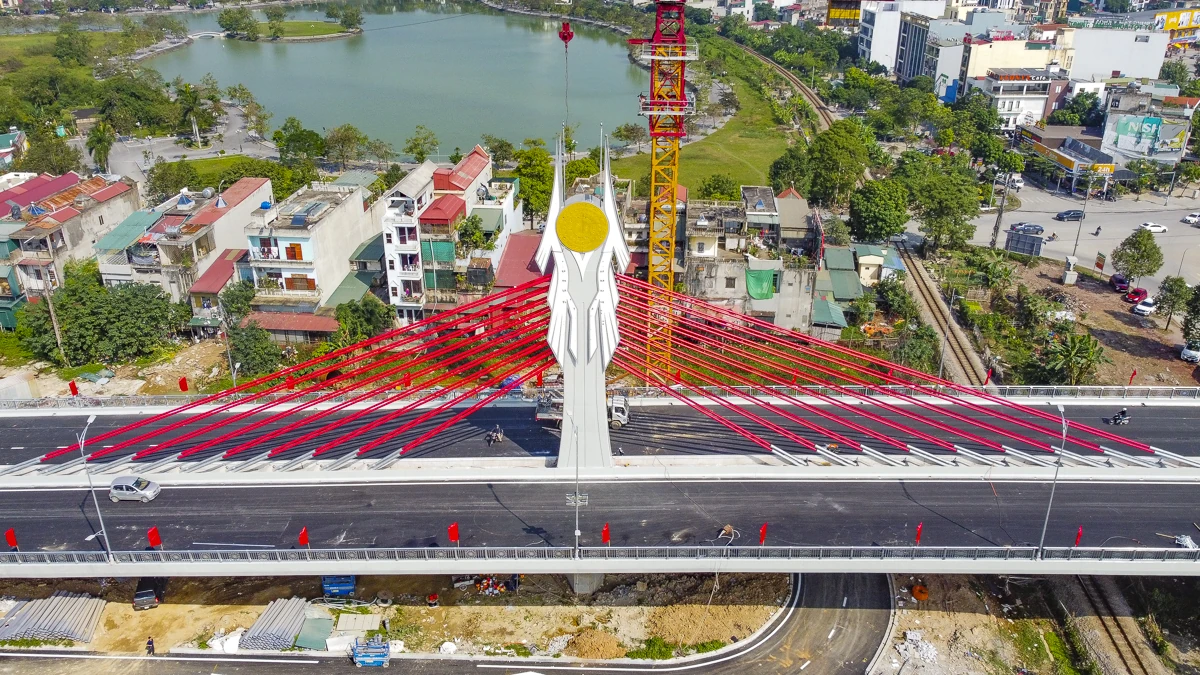 Hình hài cây cầu dây văng đầu tiên vượt đường sắt Bắc - Nam tại Thanh Hóa