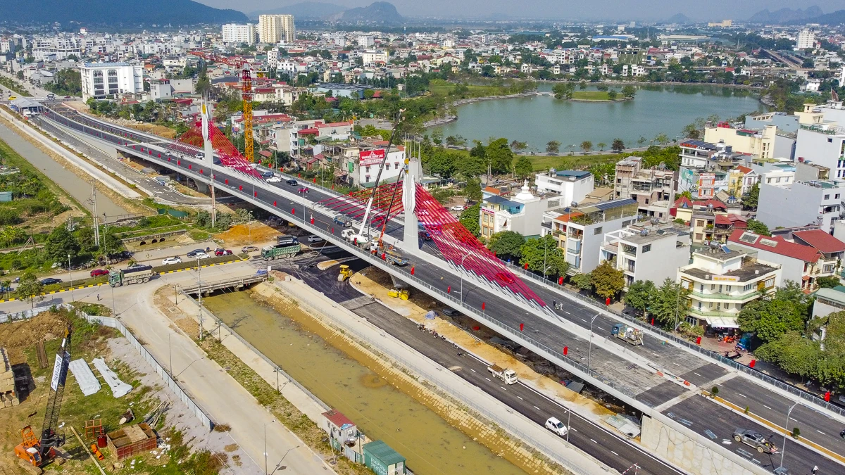 Hình hài cây cầu dây văng đầu tiên vượt đường sắt Bắc - Nam tại Thanh Hóa