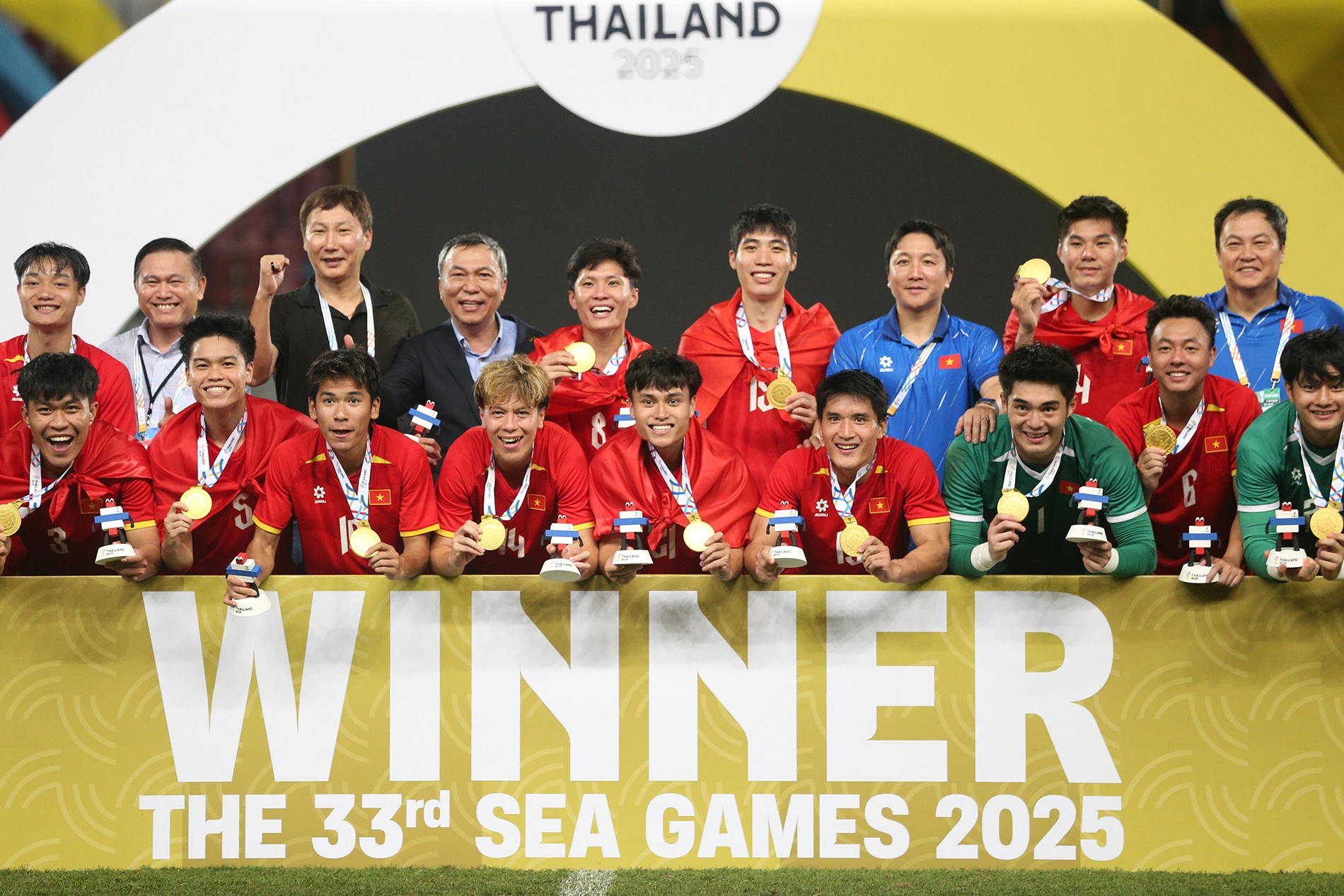 U22 Việt Nam nhận mưa tiền thưởng; HLV Kim Sang-sik lập “cú ăn ba” vô tiền khoáng hậu cùng bóng đá Việt Nam trong năm 2025