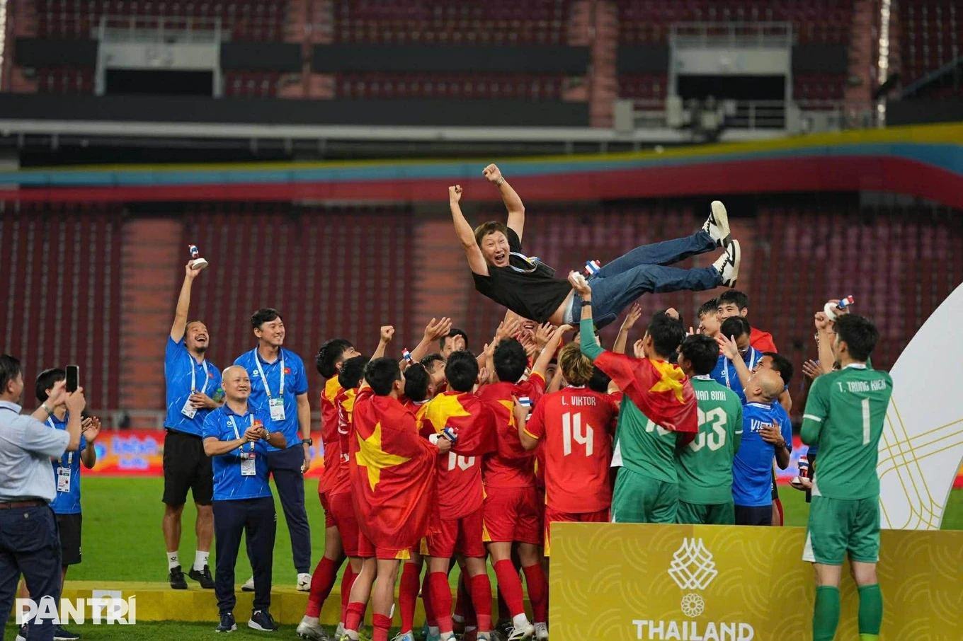 U22 Việt Nam nhận mưa tiền thưởng; HLV Kim Sang-sik lập “cú ăn ba” vô tiền khoáng hậu cùng bóng đá Việt Nam trong năm 2025