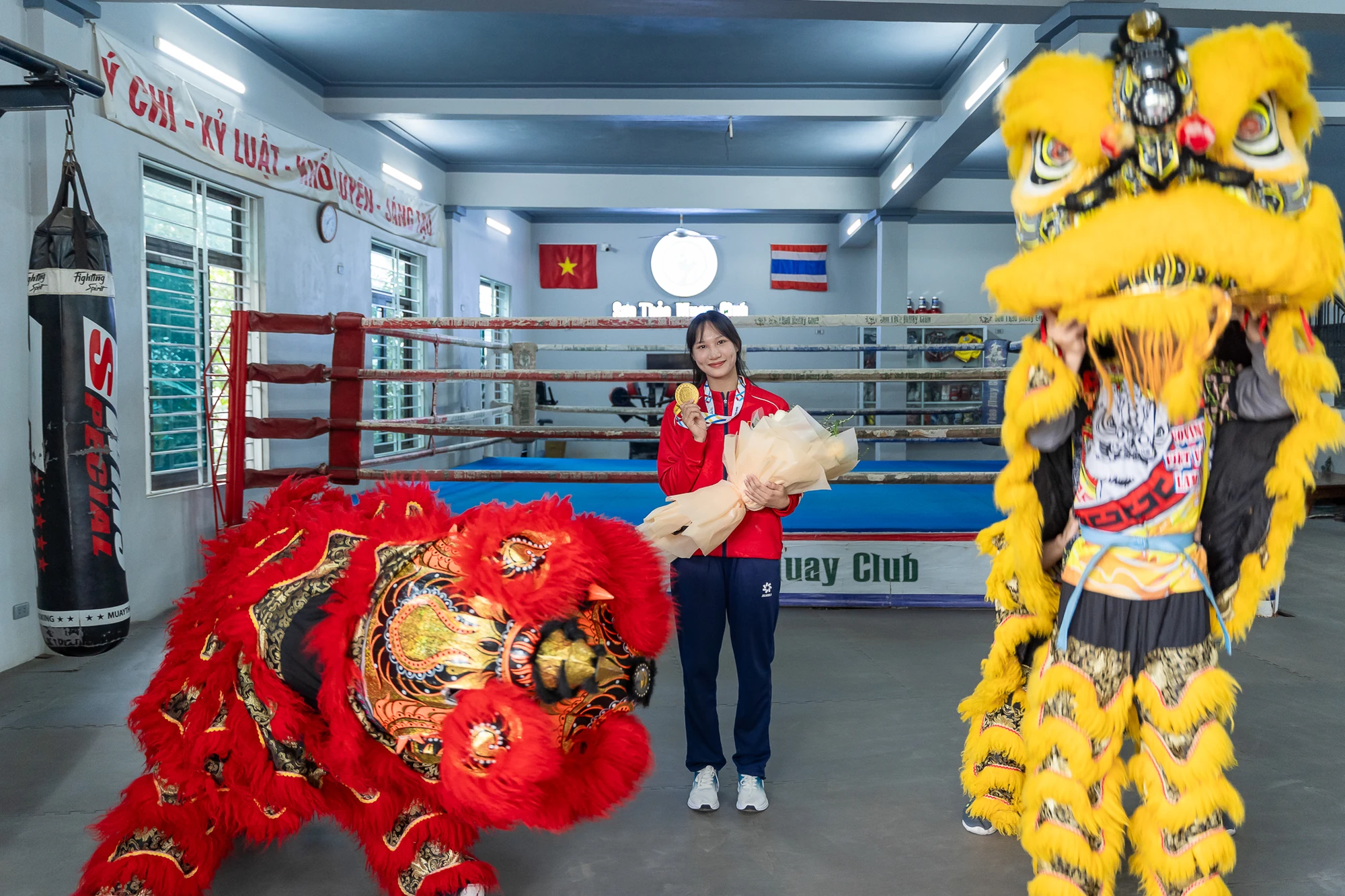 Đội tuyển Muay Thanh Hoá đón mừng cô gái Vàng Phương Hậu trở về từ SEA Games 33