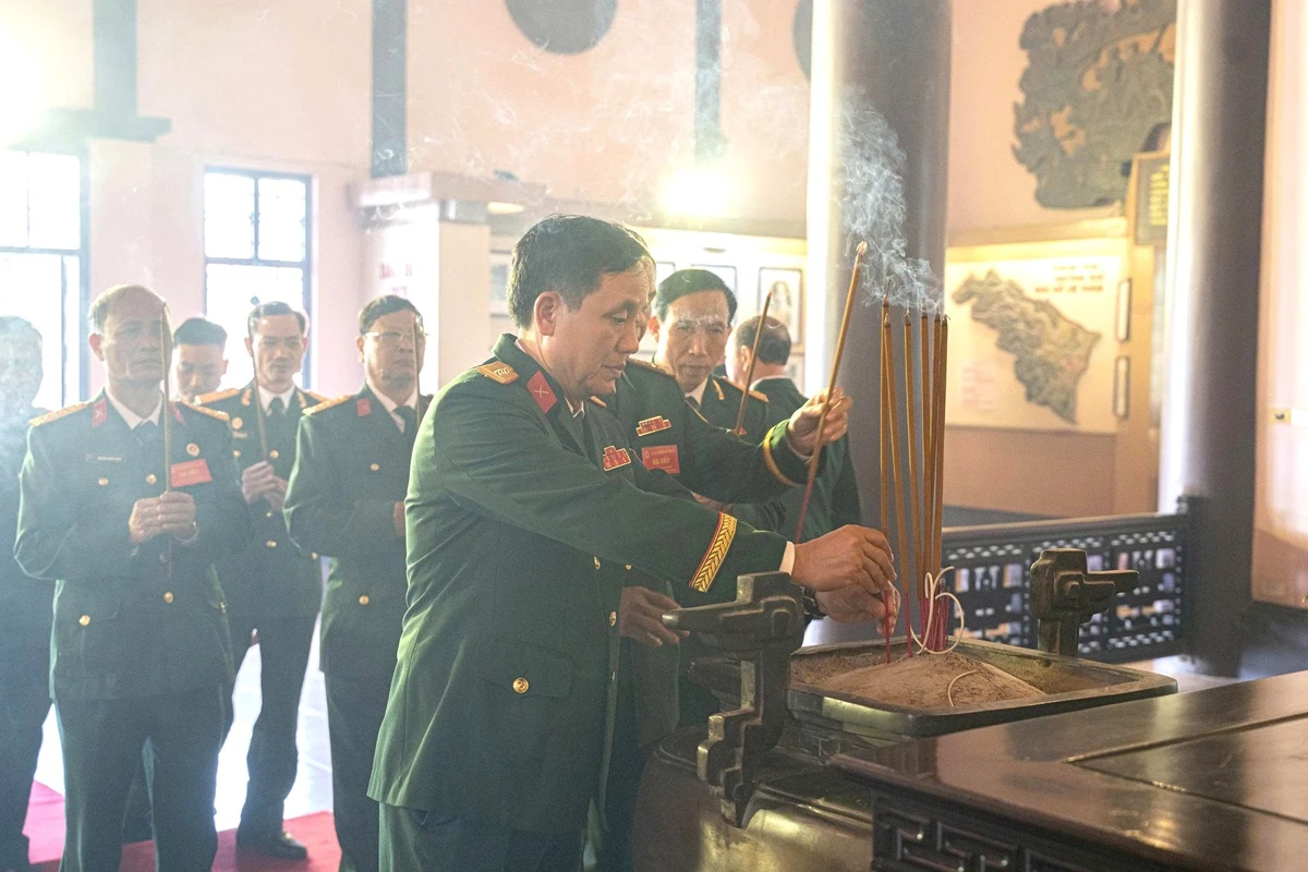 Đoàn đại biểu dự Đại hội Hội Cựu chiến binh tỉnh Thanh Hóa dâng hương báo công Chủ tịch Hồ Chí Minh