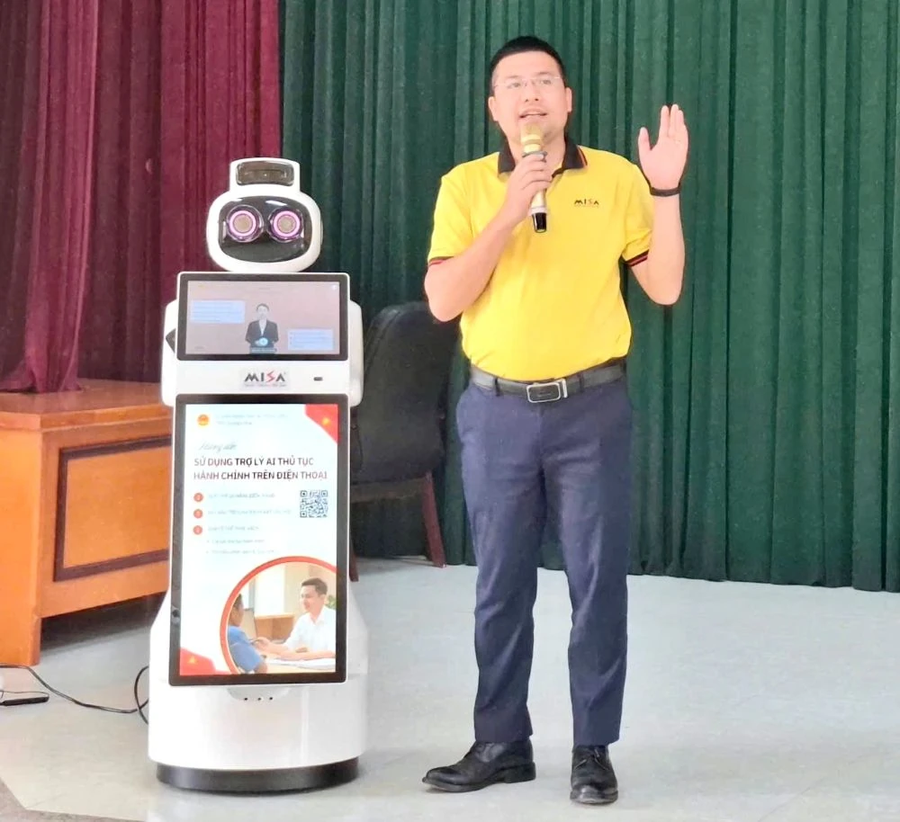 Xã Đồng Tiến giới thiệu ứng dụng robot trí tuệ nhân tạo hỗ trợ giải quyết thủ tục hành chính công