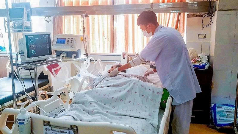 Cứu sống bệnh nhân hôn mê nguy kịch do nhiều bệnh lý nặng phối hợp