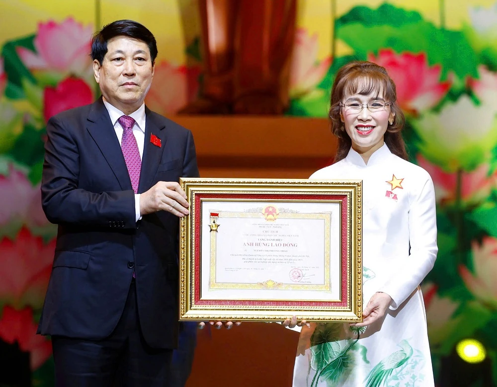 Tiến sĩ Nguyễn Thị Phương Thảo nhận danh hiệu Anh hùng Lao động thời kỳ đổi mới