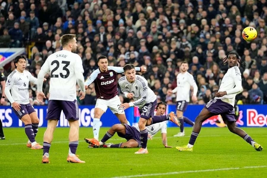 AFC xem xét kỷ luật trọng tài cướp bàn thắng của tuyển nữ Việt Nam; MU thất bại trong ngày Bruno dính chấn thương