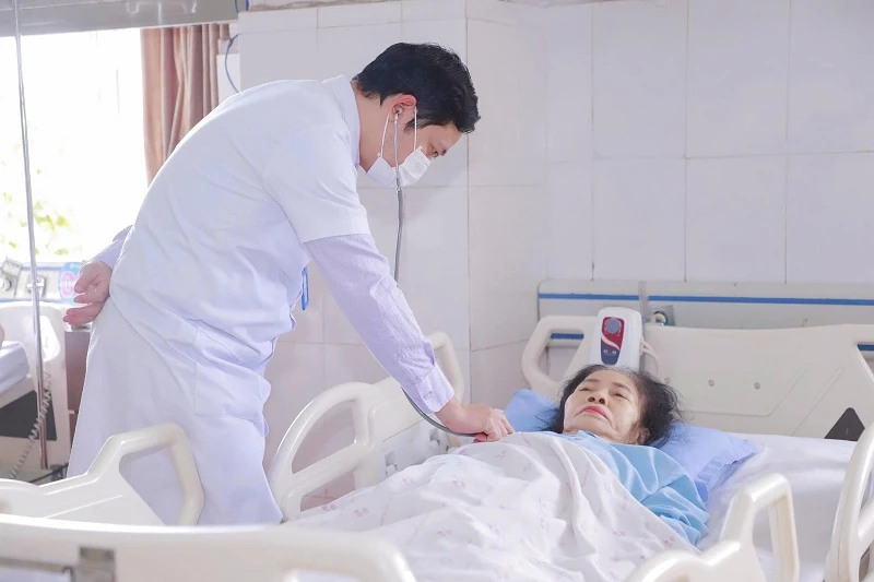 Cứu sống bệnh nhân hôn mê nguy kịch do nhiều bệnh lý nặng phối hợp