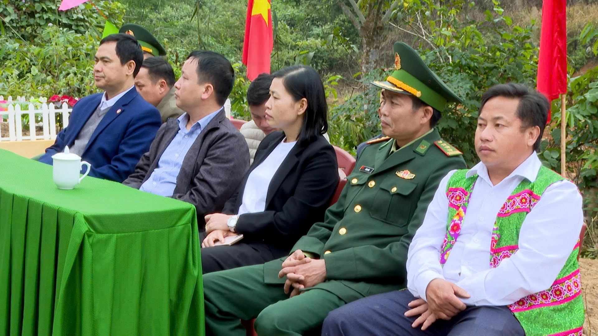 Đồn Biên phòng Quang Chiểu cắt băng khánh thành cổng chào Pù Đứa