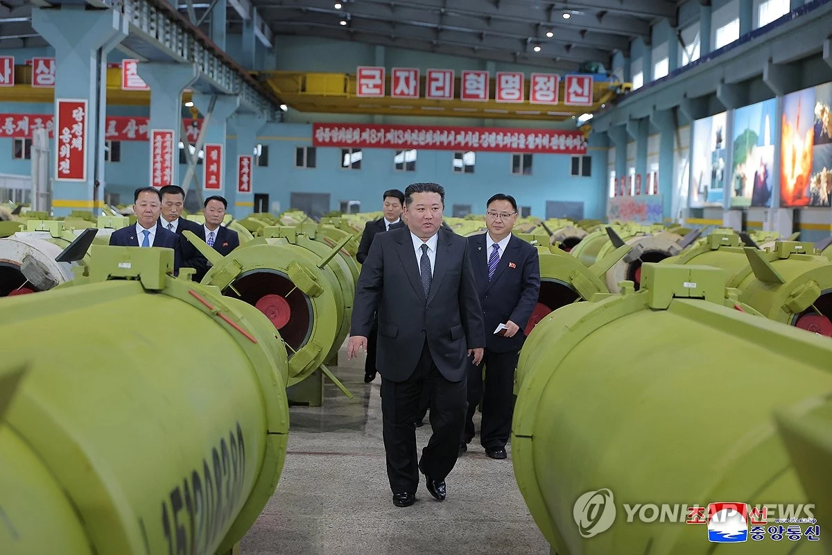 Nhà lãnh đạo Triều Tiên Kim Jong-un kêu gọi mở rộng năng lực sản xuất tên lửa và đạn pháo