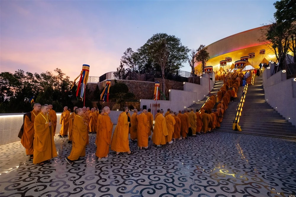 Tôn tượng Đức Phật Câu Na Hàm Mâu Ni trên đỉnh Bà Đen đón khách tham quan, chiêm bái kể từ 1/1/2026