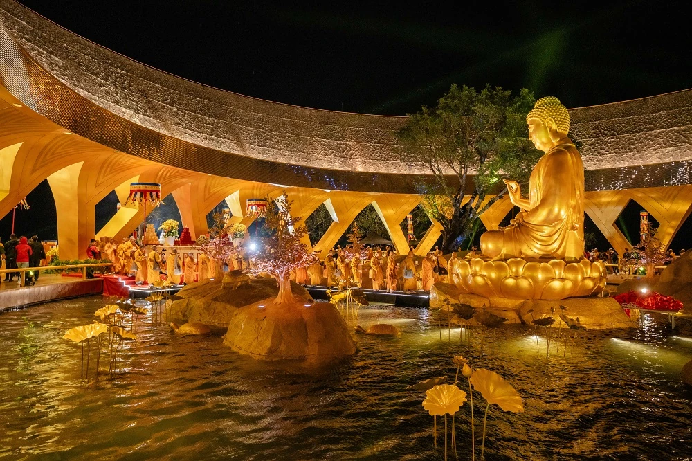 Tôn tượng Đức Phật Câu Na Hàm Mâu Ni trên đỉnh Bà Đen đón khách tham quan, chiêm bái kể từ 1/1/2026