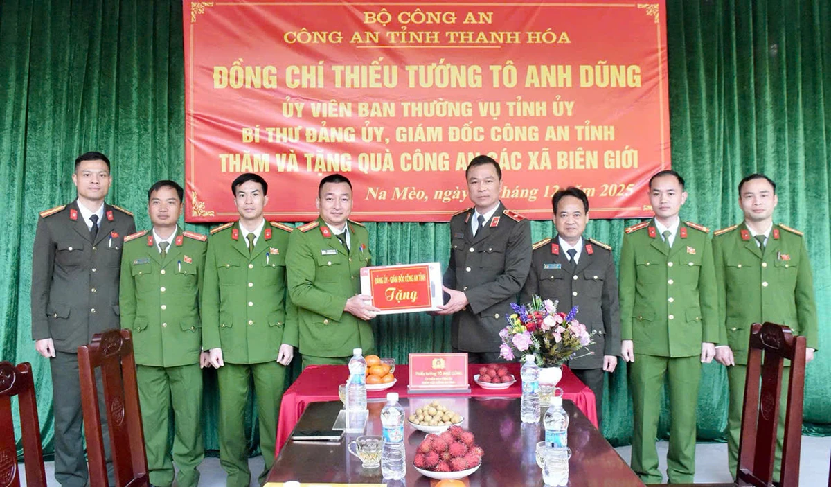 Giám đốc Công an tỉnh Thanh Hóa thăm, tặng quà Công an 6 xã biên giới giáp Lào