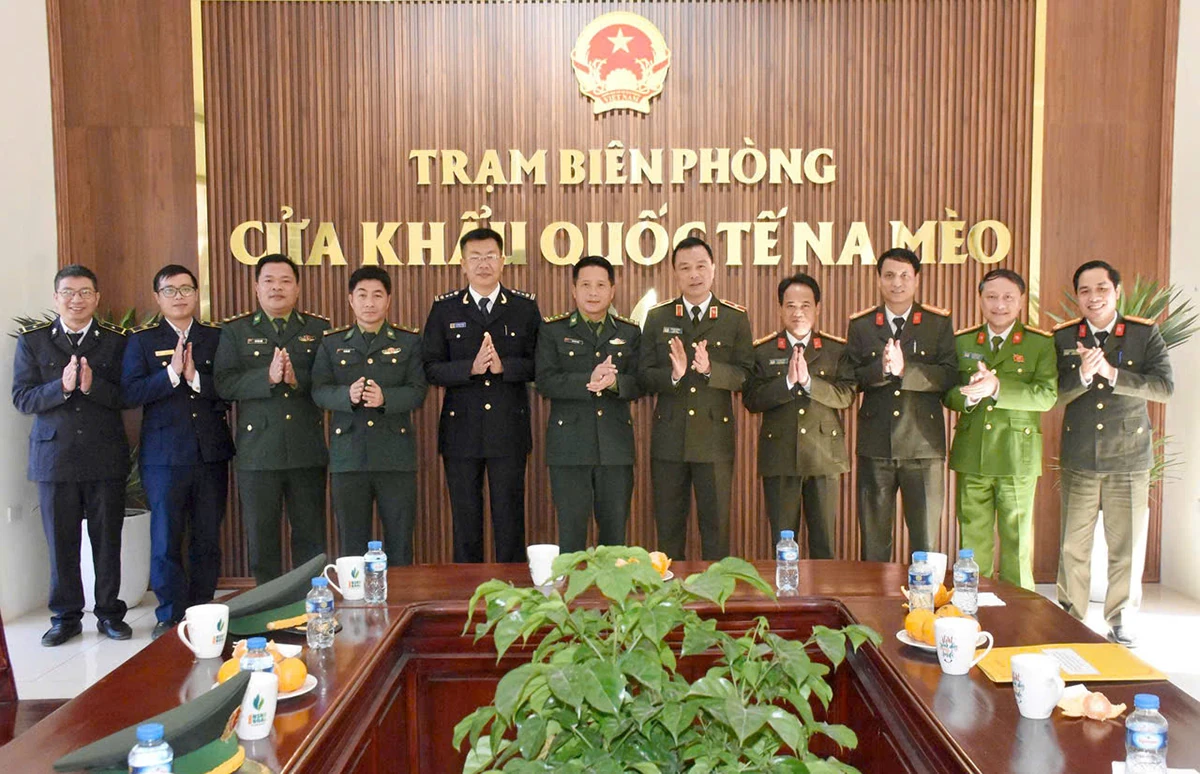 Giám đốc Công an tỉnh Thanh Hóa thăm, tặng quà Công an 6 xã biên giới giáp Lào