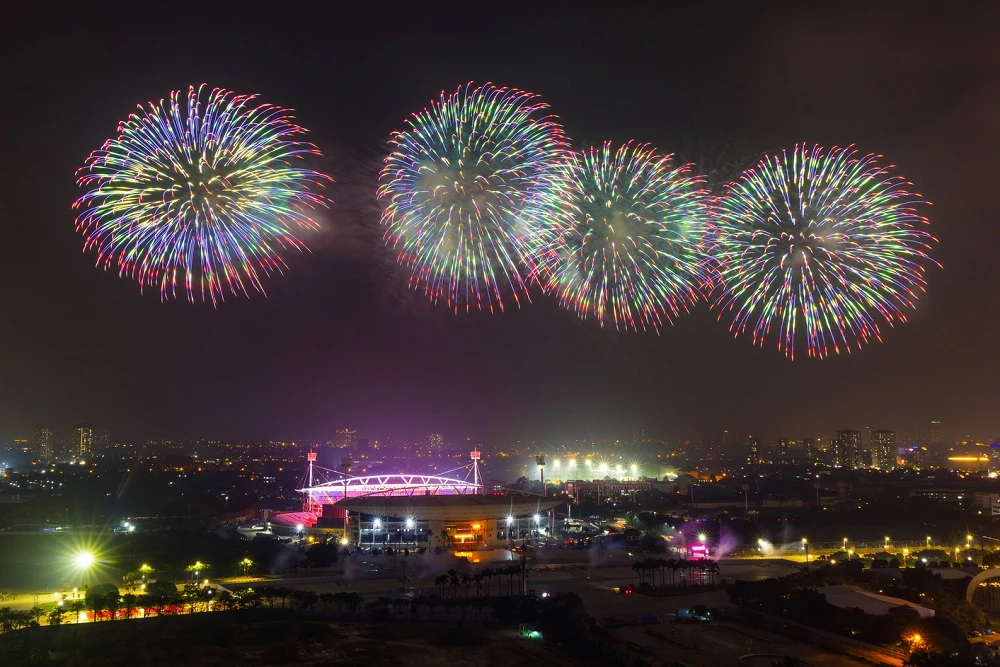 Người dân choáng ngợp trước màn sơ duyệt pháo hoa nghệ thuật tại Mỹ Đình