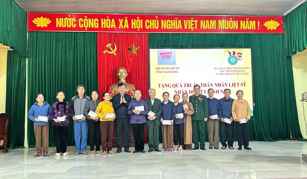 Trao quà tri ân thân nhân liệt sĩ tại các địa phương trong tỉnh
