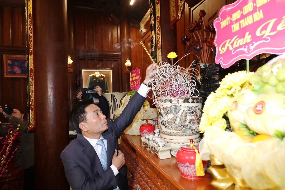 Bí thư Tỉnh ủy Nguyễn Doãn Anh dâng hương tưởng nhớ cố Tổng Bí thư Lê Khả Phiêu