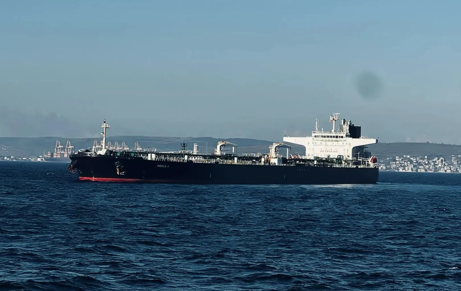 Mỹ tấn công tàu nghi buôn ma túy, chặn giữ tàu chở dầu bị trừng phạt