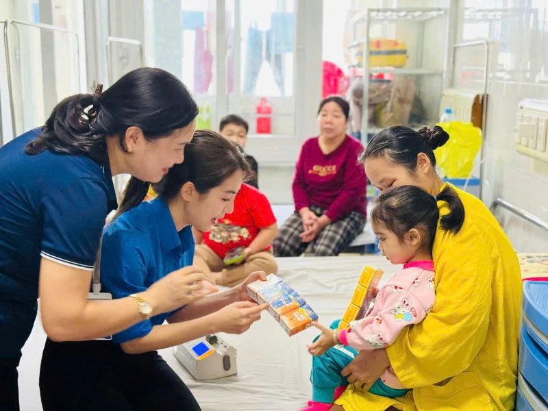 Trao tặng 500 suất quà cho bệnh nhân đang điều trị tại các bệnh viện dịp Tết