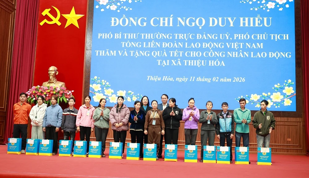 Phó Chủ tịch Tổng LĐLĐ Việt Nam Ngọ Duy Hiểu trao quà cho đoàn viên công đoàn có hoàn cảnh khó khăn tại xã Thiệu Hóa
