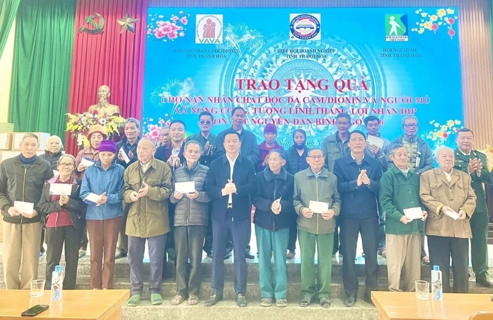 Hiệp hội Doanh nghiệp tỉnh tặng quà Tết cho người có hoàn cảnh khó khăn