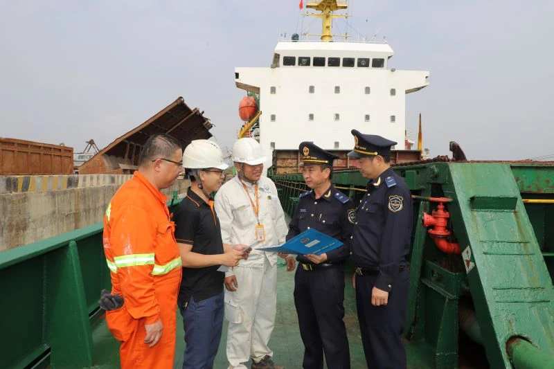 Các cửa khẩu trên địa bàn tỉnh làm việc xuyên Tết, thông quan nhanh chóng hàng hóa xuất nhập khẩu