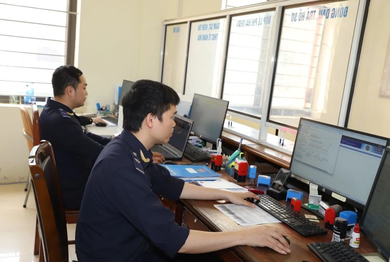 Các cửa khẩu trên địa bàn tỉnh làm việc xuyên Tết, thông quan nhanh chóng hàng hóa xuất nhập khẩu