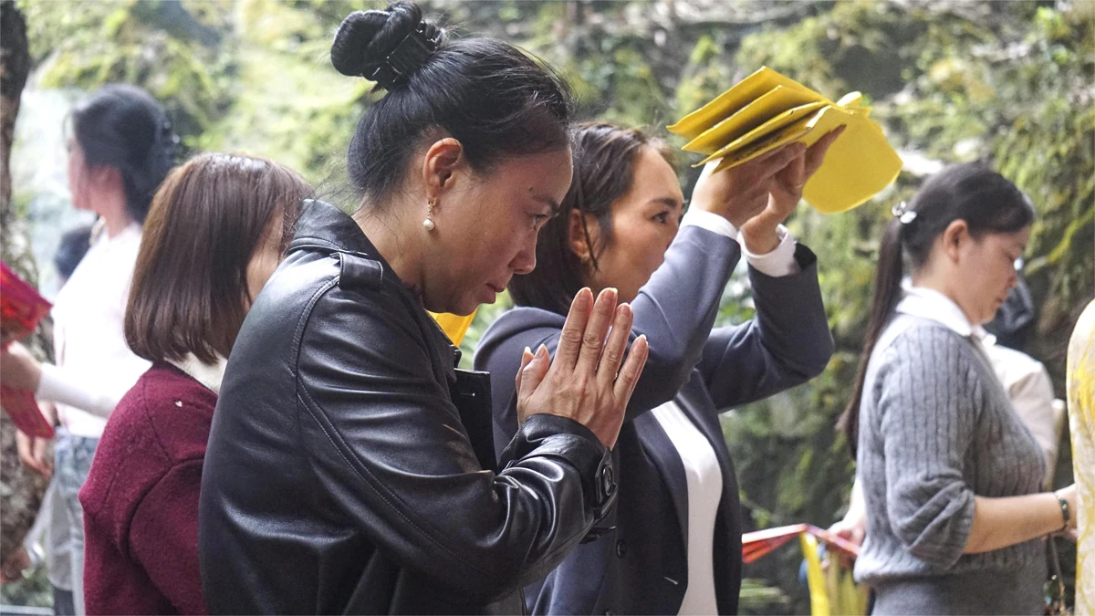 Tấp nập du khách về Phủ Na đầu xuân