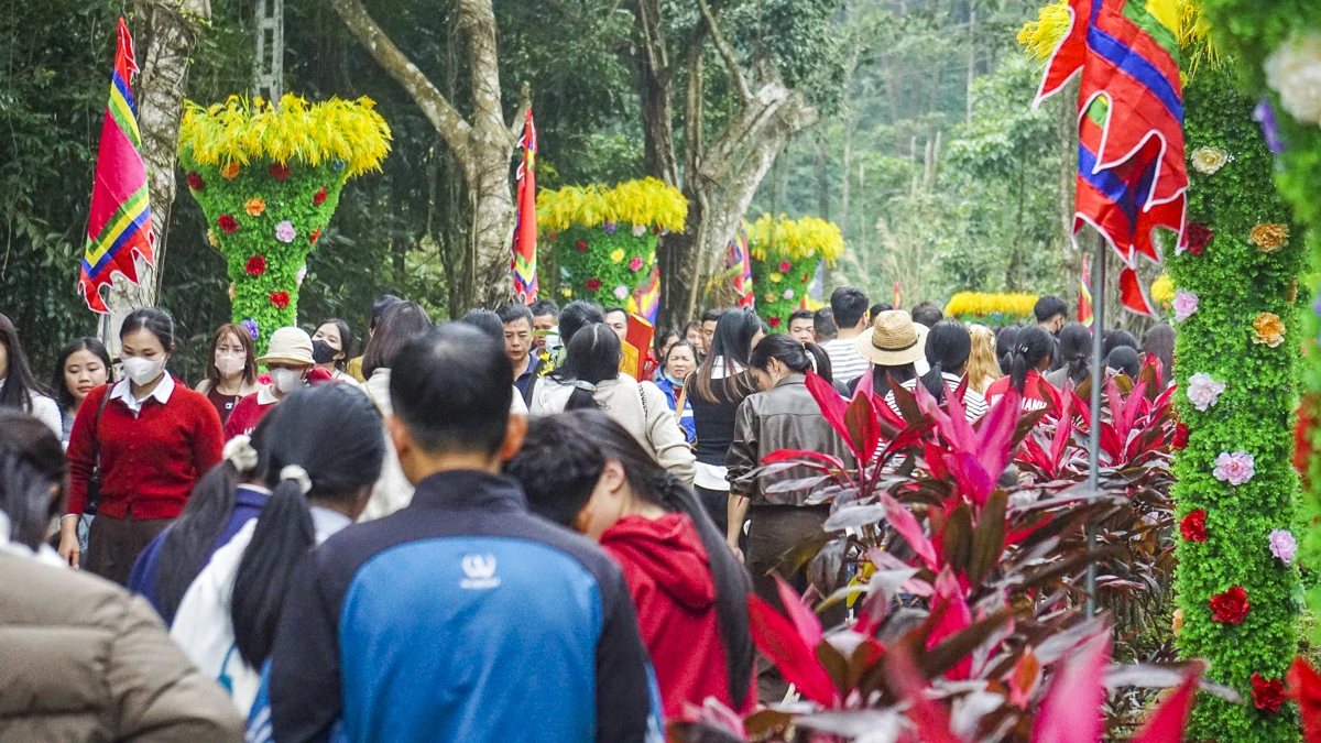 Tấp nập du khách về Phủ Na đầu xuân