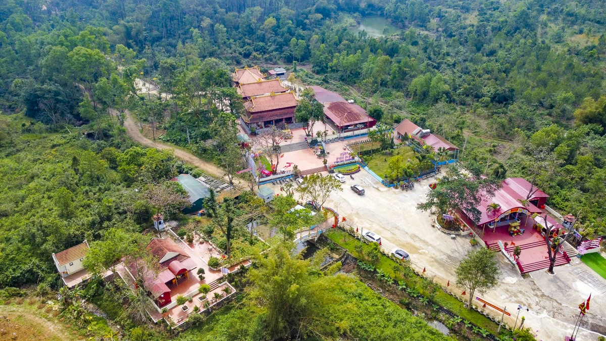 Tấp nập du khách về Phủ Na đầu xuân