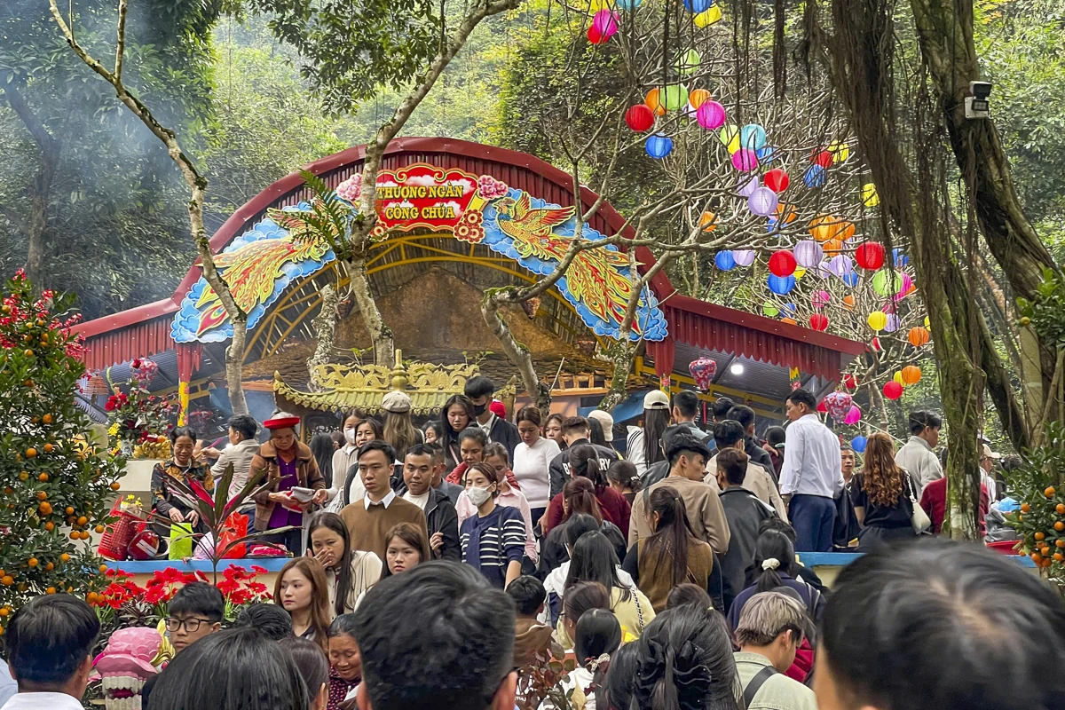 Tấp nập du khách về Phủ Na đầu xuân