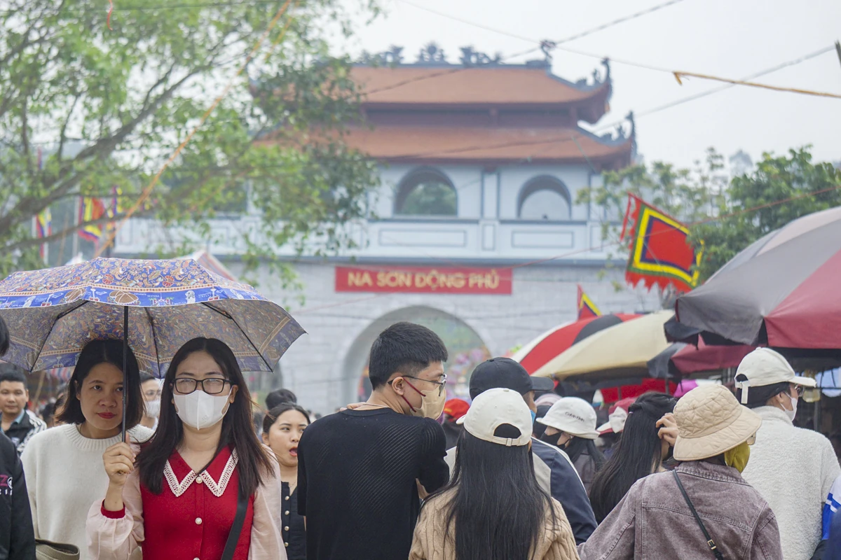 Tấp nập du khách về Phủ Na đầu xuân
