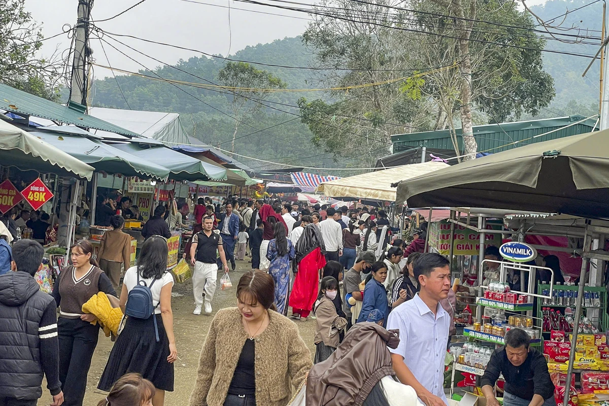 Tấp nập du khách về Phủ Na đầu xuân