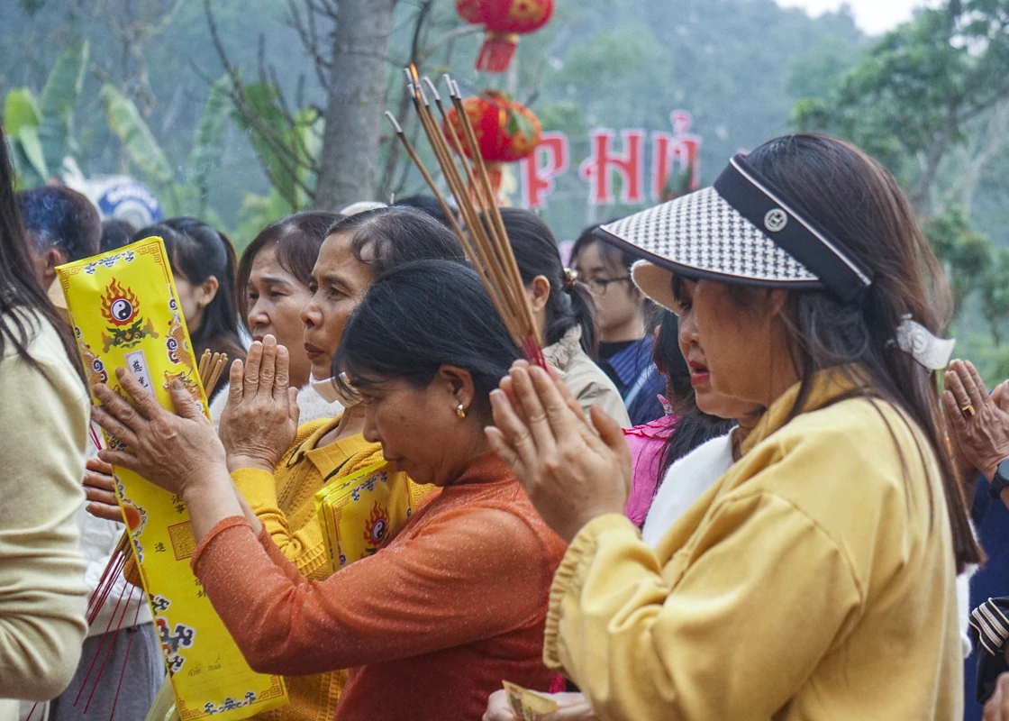 Tấp nập du khách về Phủ Na đầu xuân