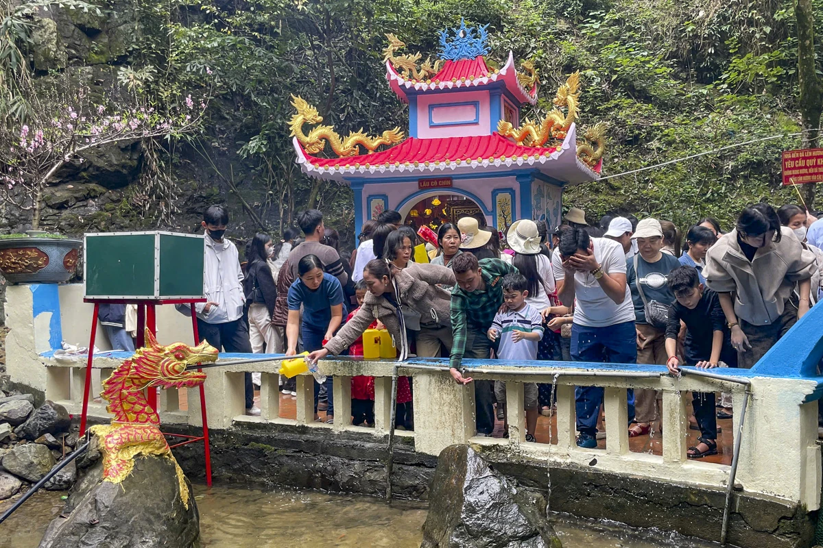 Tấp nập du khách về Phủ Na đầu xuân