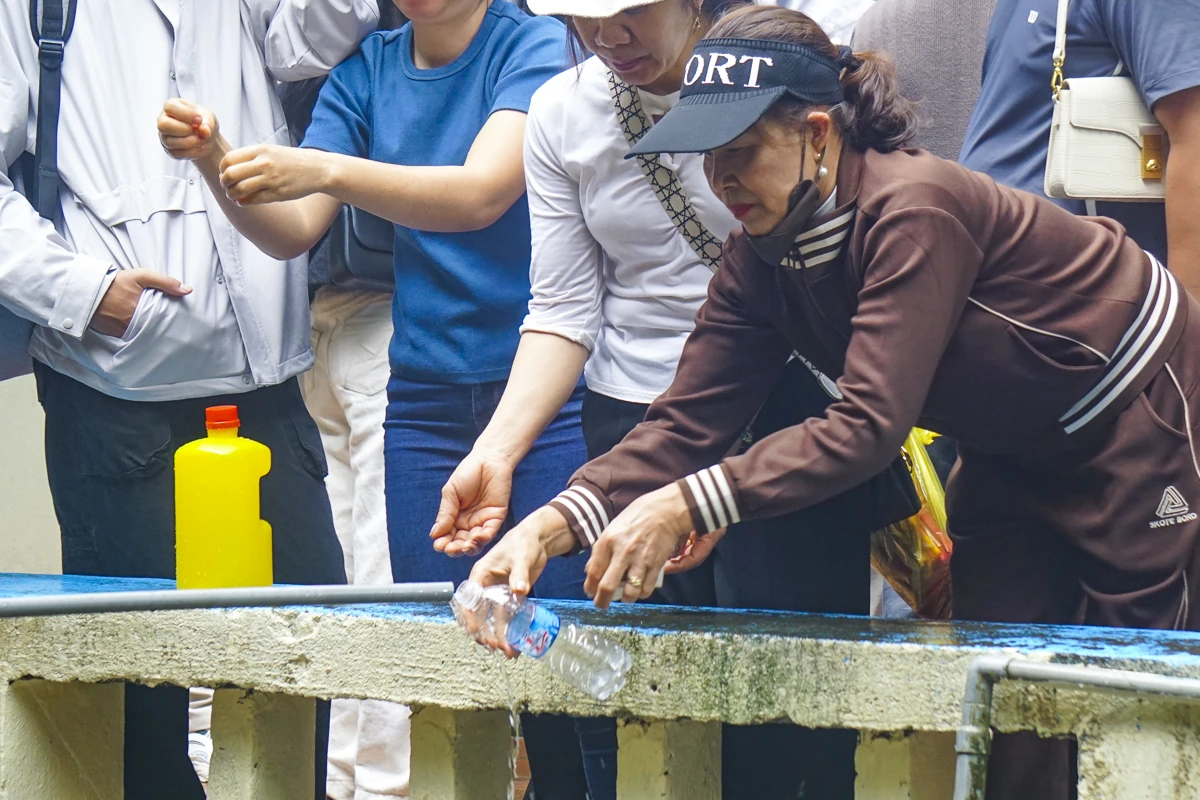 Tấp nập du khách về Phủ Na đầu xuân