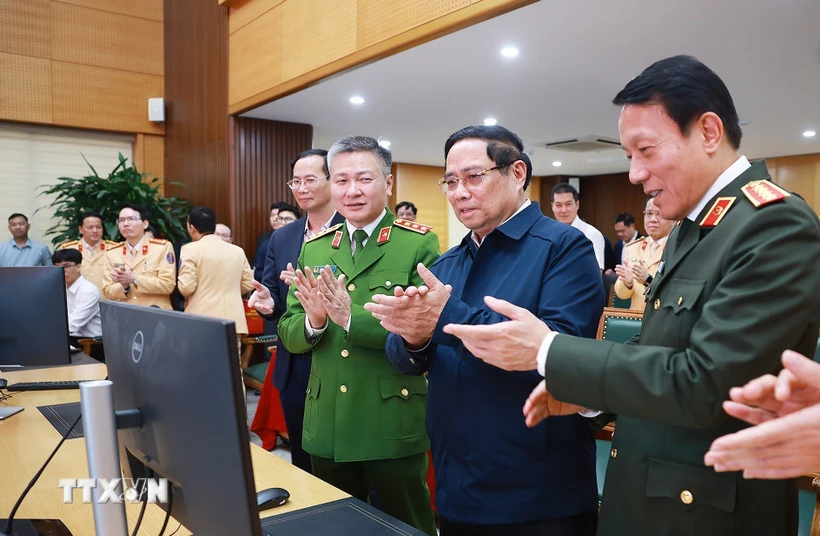 Thủ tướng chúc Tết, động viên lực lượng đảm bảo an toàn giao thông, an ninh mạng