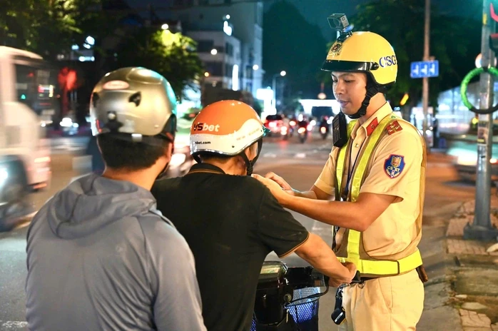 10 giờ sáng Mùng 1 Tết, CSGT toàn quốc đồng loạt ra quân kiểm tra nồng độ cồn