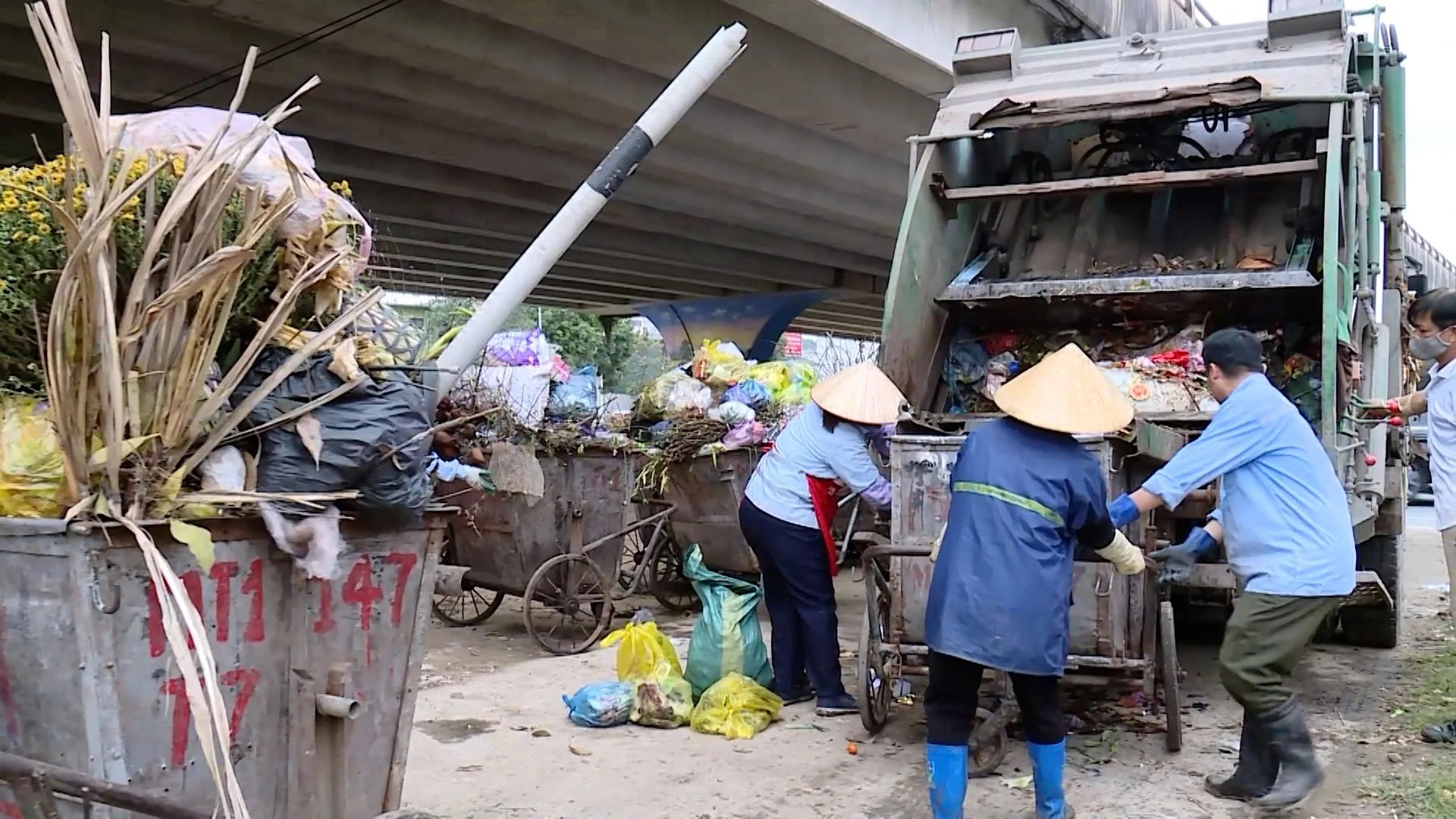 Khẩn trương giải quyết tình trạng ùn ứ rác thải cục bộ sau Tết