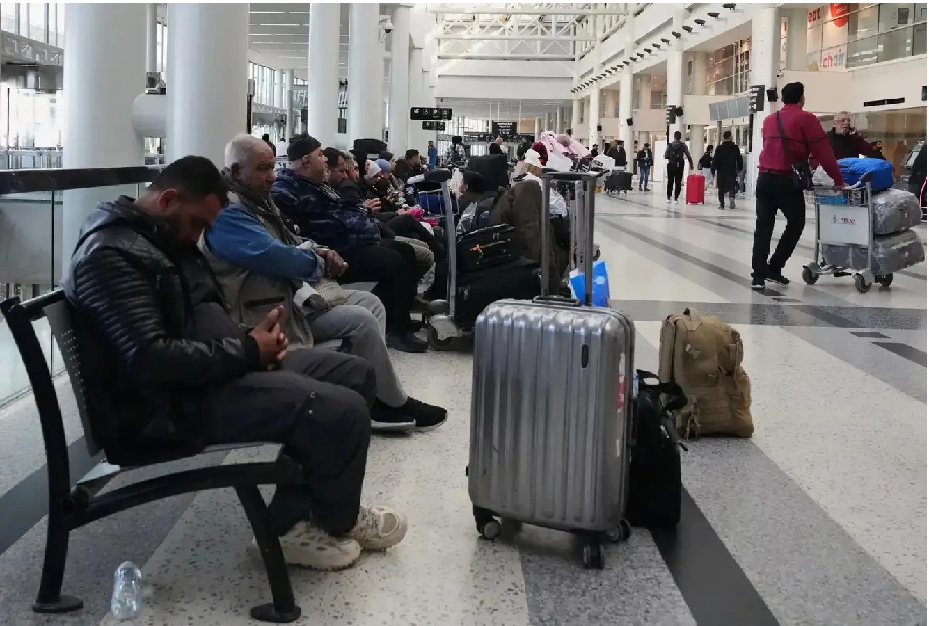 Hàng trăm nghìn hành khách mắc kẹt do gián đoạn hàng không sau các cuộc tấn công nhằm vào Iran