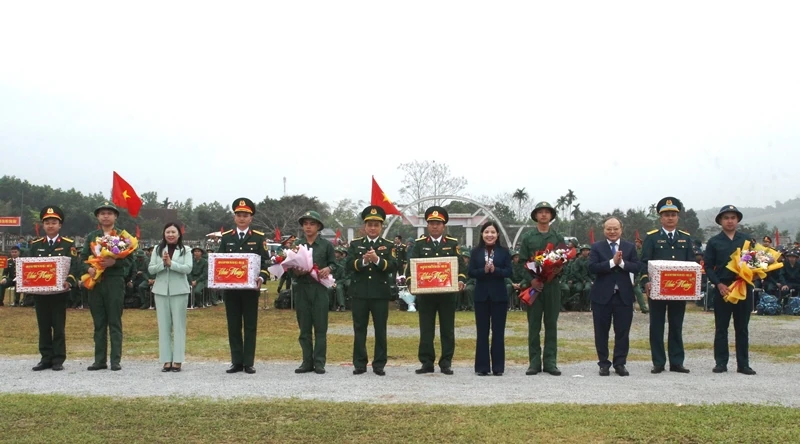 Thanh niên các địa phương hăng hái lên đường nhập ngũ