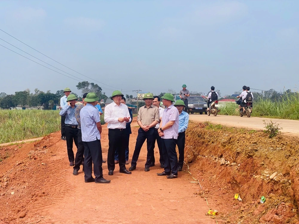 Phó Chủ tịch Thường trực UBND tỉnh Mai Xuân Liêm kiểm tra tiến độ thi công Dự án Khẩn cấp khắc phục hậu quả thiên tại công trình cầu Mọ