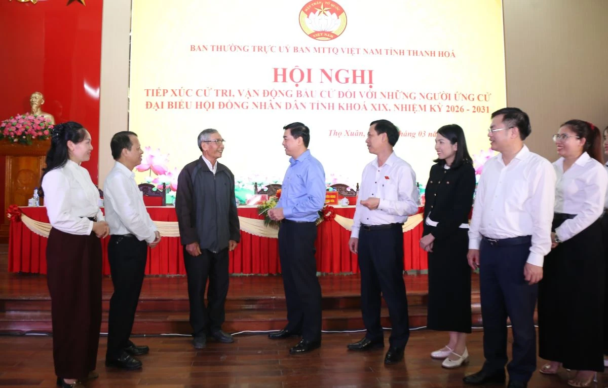 Chủ tịch UBND tỉnh Nguyễn Hoài Anh và các ứng cử viên đại biểu HĐND tỉnh tiếp xúc cử tri đơn vị bầu cử số 12