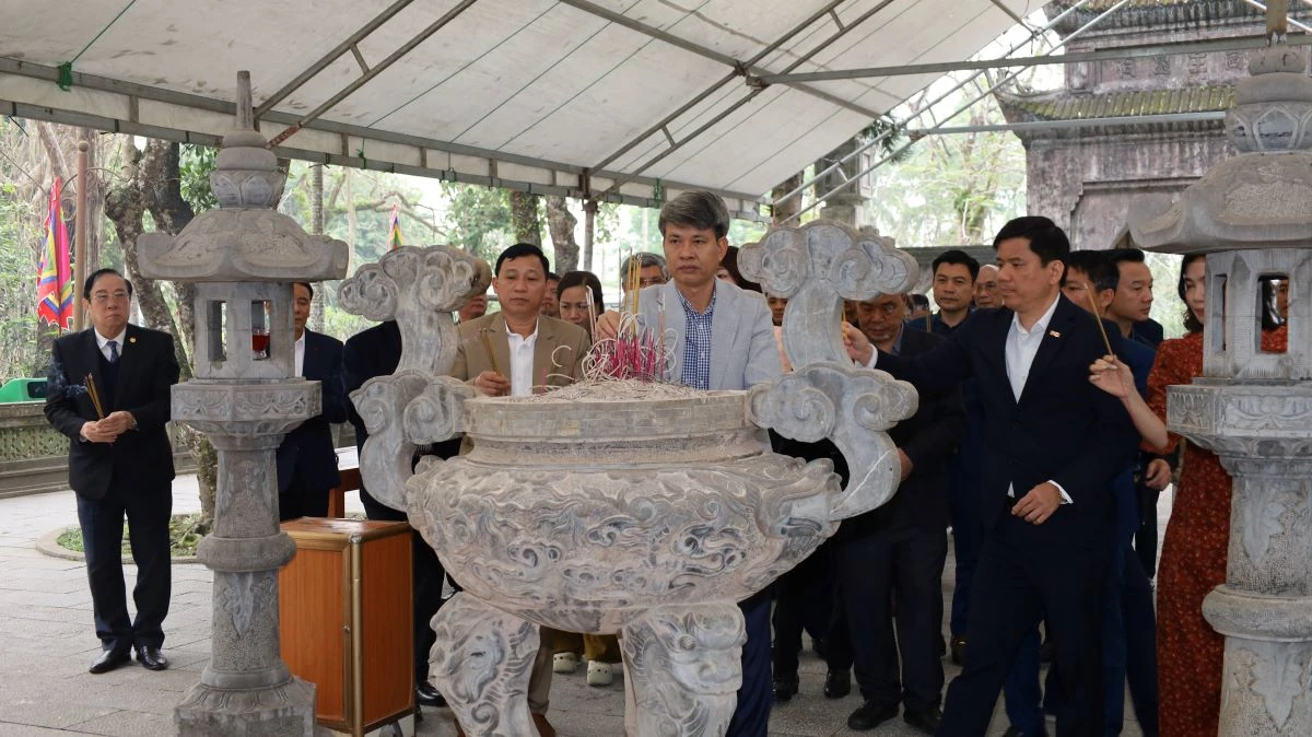 Hiệp hội Doanh nghiệp tỉnh dâng hương tại các di tích trọng điểm và gặp gỡ, giao lưu doanh nhân, doanh nghiệp