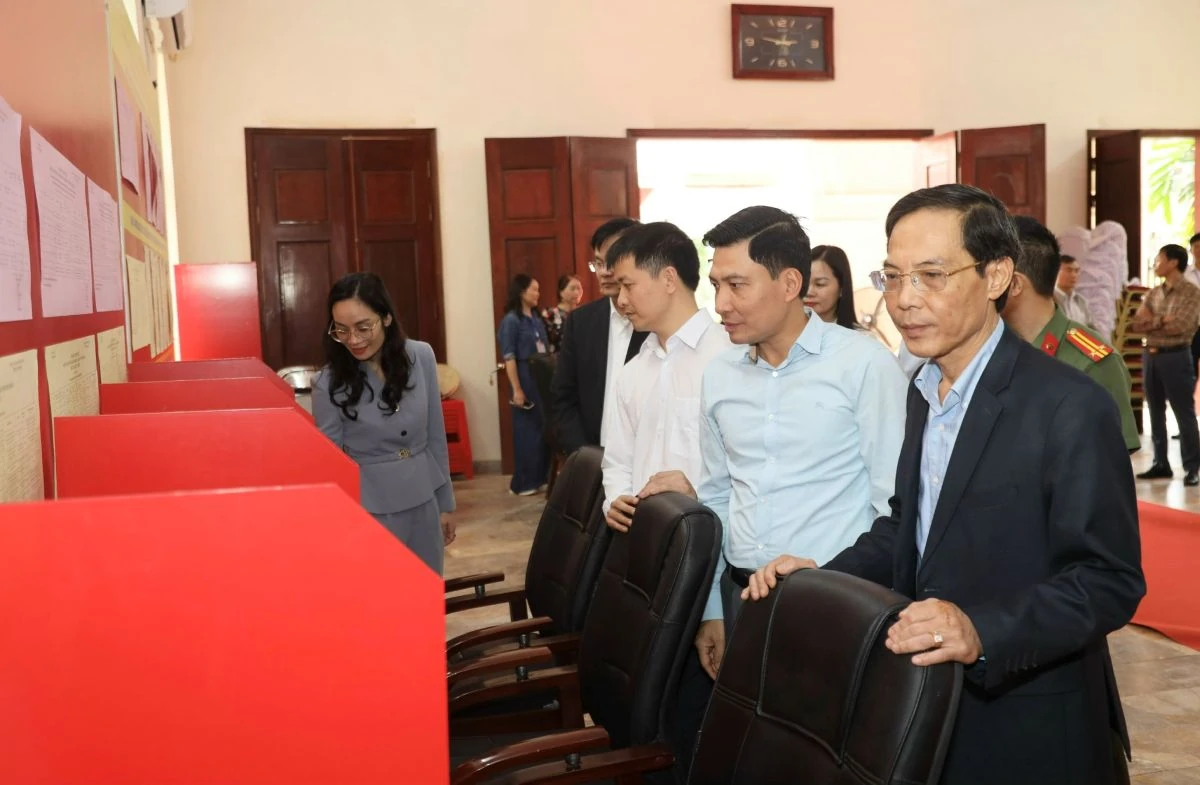 Phó Chủ tịch UBND tỉnh Đầu Thanh Tùng kiểm tra công tác chuẩn bị bầu cử tại phường Hạc Thành