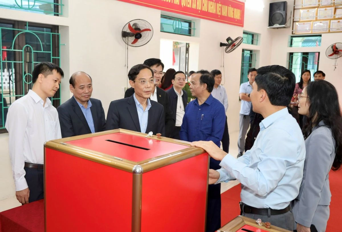 Phó Chủ tịch UBND tỉnh Đầu Thanh Tùng kiểm tra công tác chuẩn bị bầu cử tại phường Hạc Thành