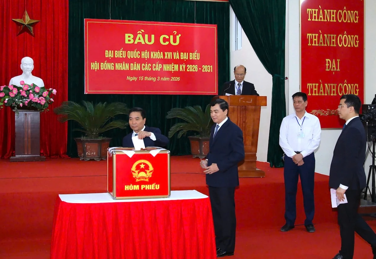 Bí thư Tỉnh ủy Nguyễn Doãn Anh và các đồng chí Phó Bí thư Tỉnh ủy dự lễ khai mạc, bỏ phiếu tại Nhà văn hóa Tổ dân phố Bình Minh