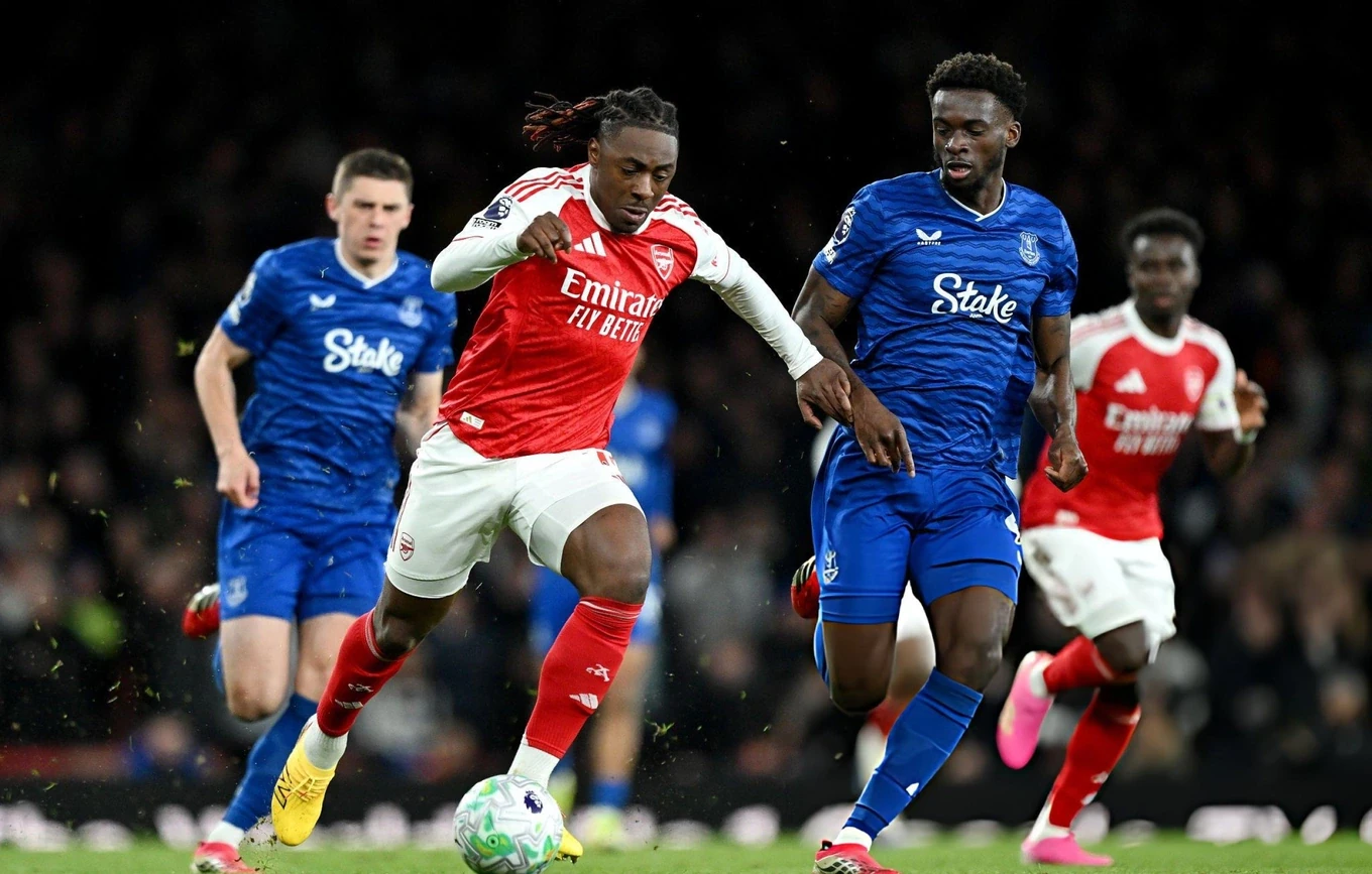 Nguyễn Xuân Son, Đỗ Hoàng Hên đi bầu cử; Arsenal bứt tốc, Man City và Chelsea cùng sảy chân