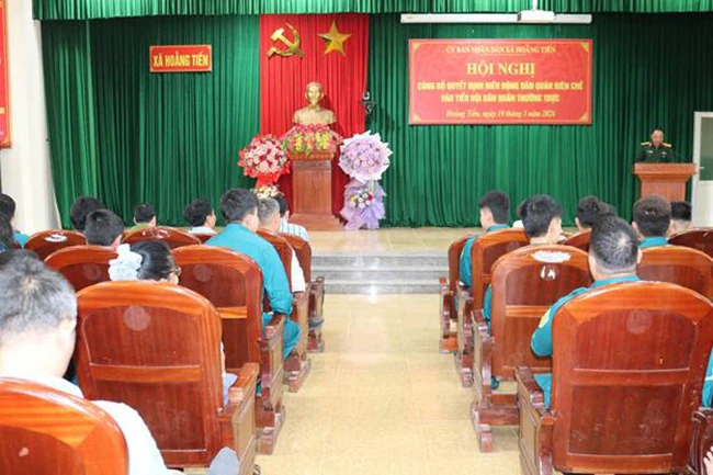 Xã Hoằng Tiến: Công bố, trao quyết định dân quân thường trực