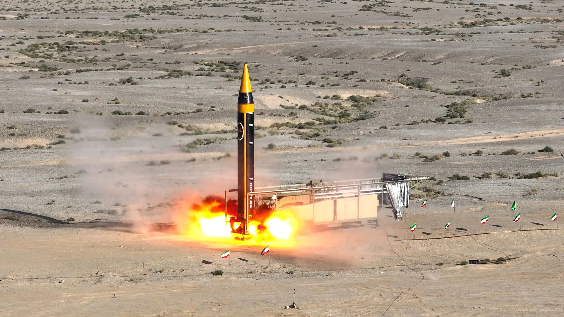 Iran lần đầu phóng tên lửa tầm xa, tấn công thị trấn đặt cơ sở hạt nhân của Israel