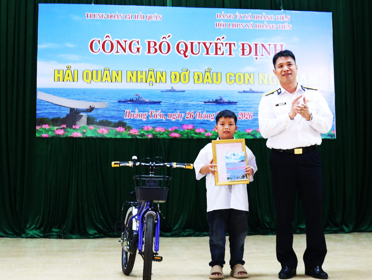 Trung đoàn 151, Vùng 1 Hải quân nhận đỡ đầu con ngư dân có hoàn cảnh khó khăn